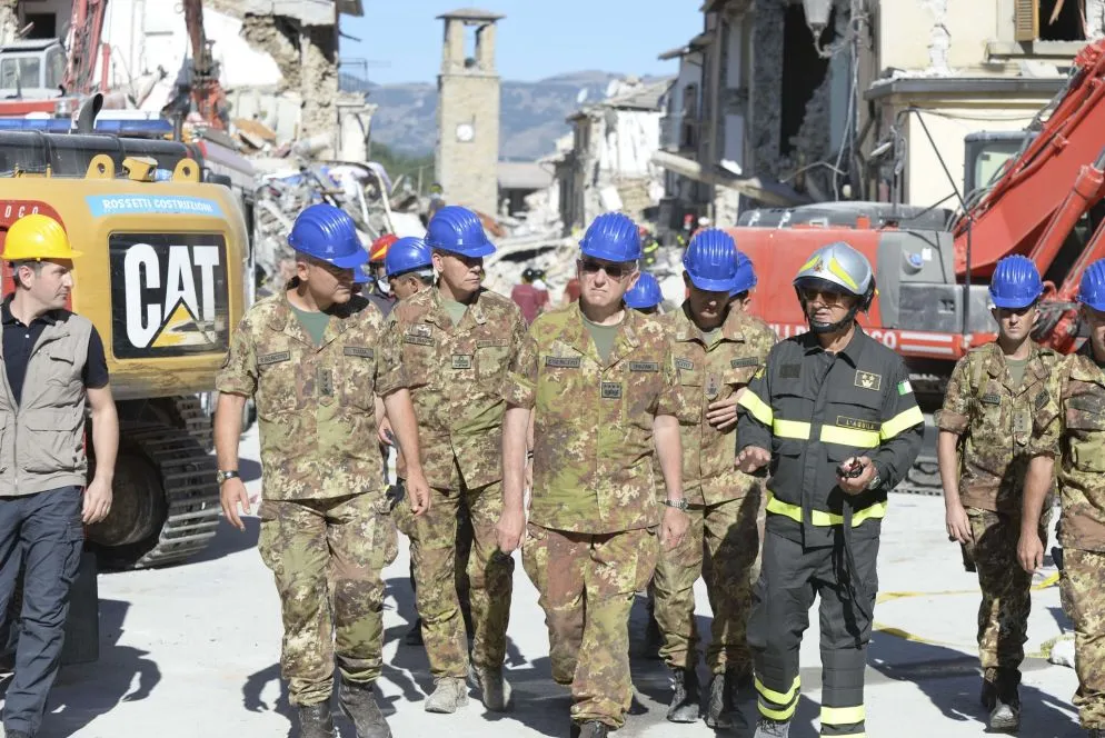 Amatrice. Pochi giorni dopo il sisma, il Generale Graziano visita il centro dell’abitato per rendersi conto in prima persona dell’impegno necessario in favore della popolazione colpita