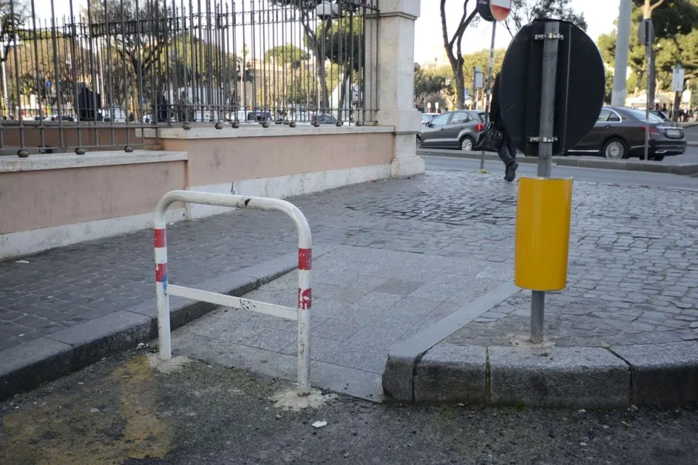 Categoria Servizi: al terzo posto Chiara Bassignana: Paesaggio bloccato: A causa di qualcuno... non passa più nessuno... neppure chi non potrebbe passare che da lì.
