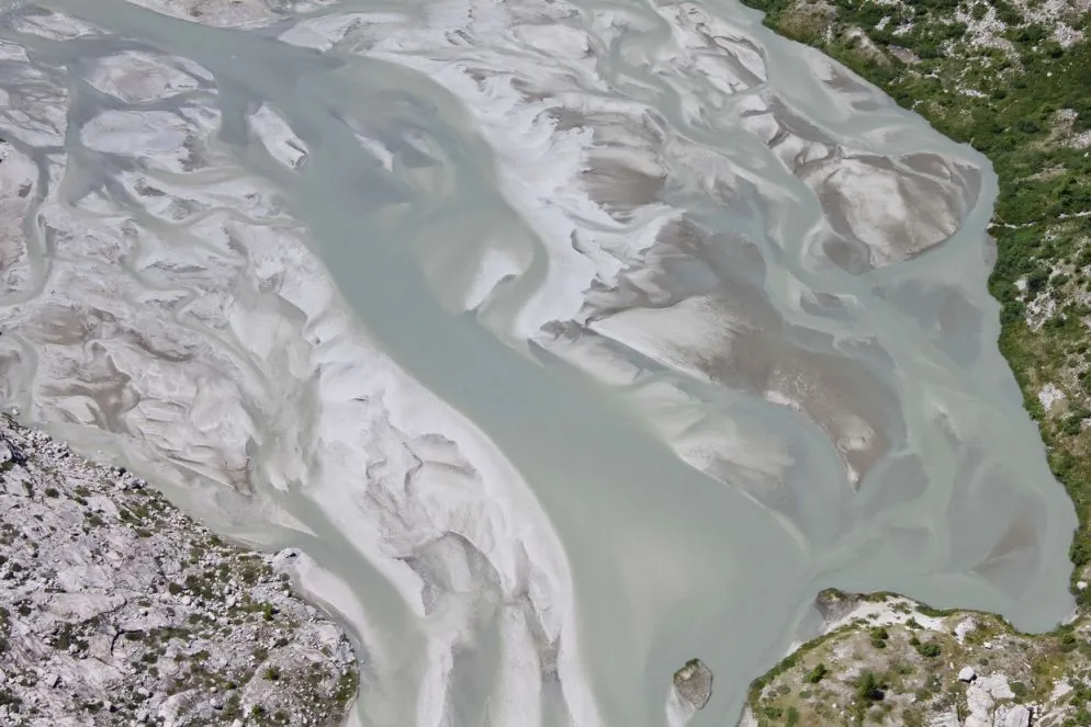 Il lago Nuovo sotto la vedretta del Mandròn, formato di recente dall’arretramento del ghiaccio. Dall’elicottero, il gioco di acqua e limo lo fa sembrare una porzione di globo vista dal satellite.