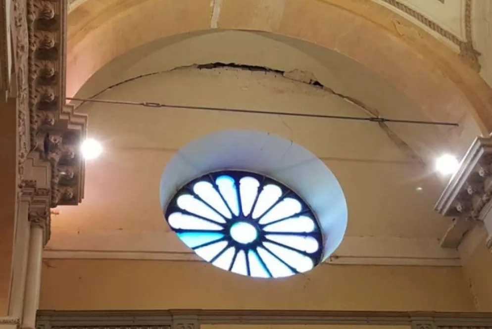 La crepa del distacco della facciata dal corpo dell'edificio