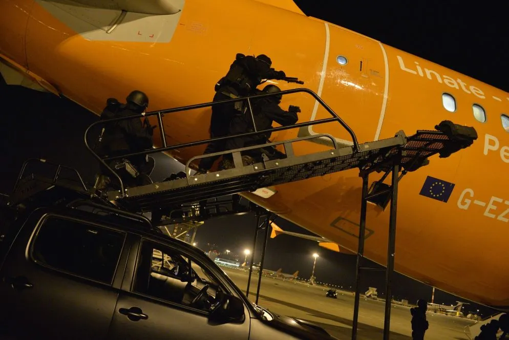 Le Forze Speciali simulano un intervento in caso di dirottamento aereo