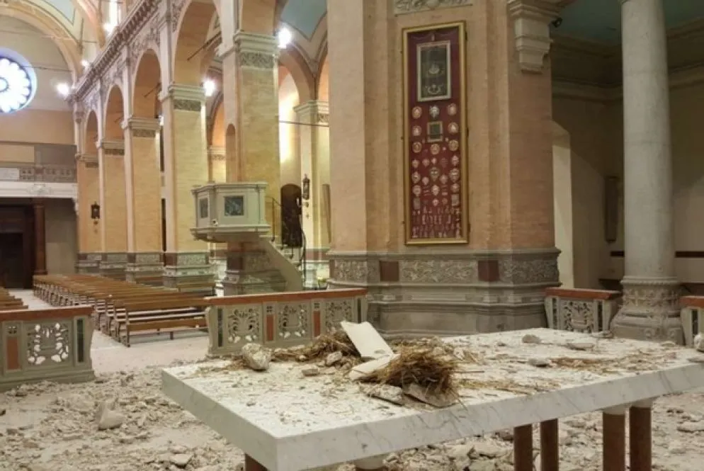 Calcinacci e cornicioni crollati sull'altare