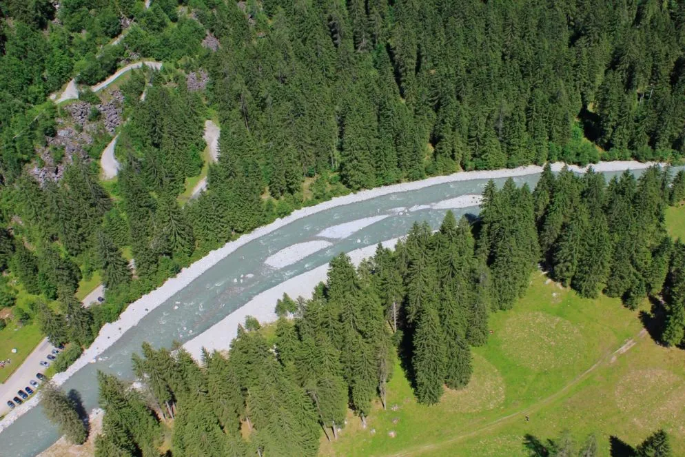 Il Sarca in bassa valle, formato da acqua di Adamello e Presanella. Circa un chilometro oltre, si unisce al ramo di Campiglio (acque delle Dolomiti di Brenta), che a sua volta raccoglie altri scioglimenti della Presanella (ma stavolta lungo la val Nambrone).