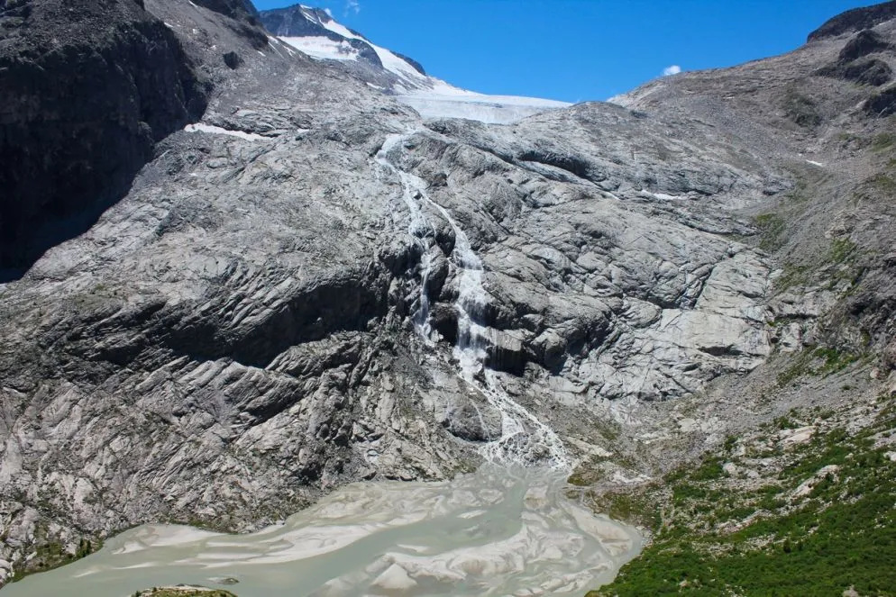 La vedretta del Mandròn, primo punto in cui il ghiaccio dell’Adamello diventa il fiume Sarca.