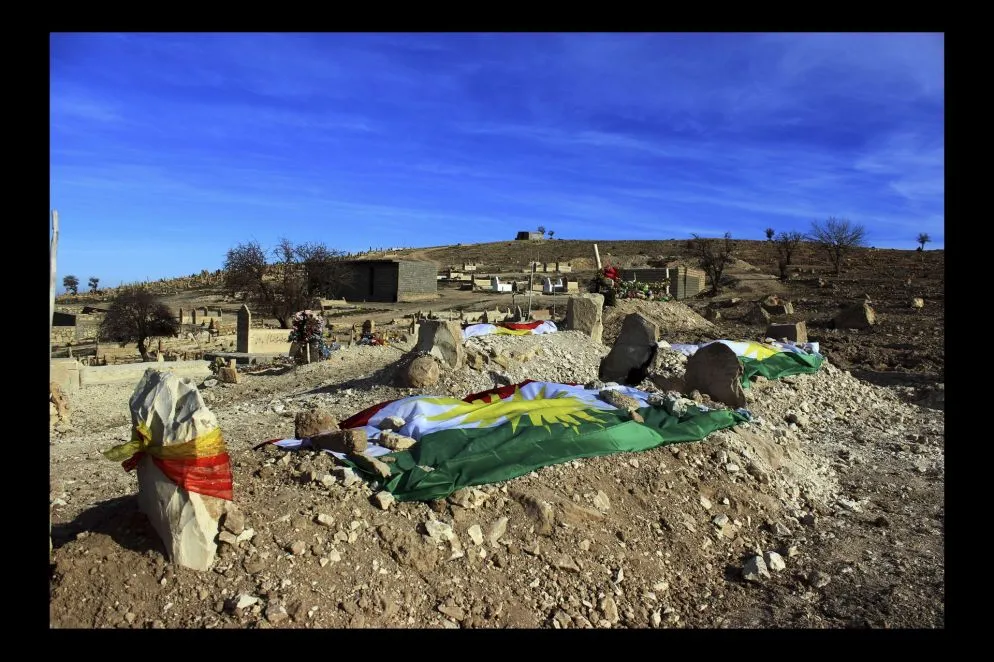 Tomba di Ghali. Nel 2015, dopo l’attacco a Sinjar, Ghali 35 anni, è morto tentando di raggiungere la Germania per cominciare una nuova vita con sua moglie e i suoi 5 bambini. La sua vedova si è tagliata i capelli e li ha lasciati sulla sua tomba in segno di lutto.