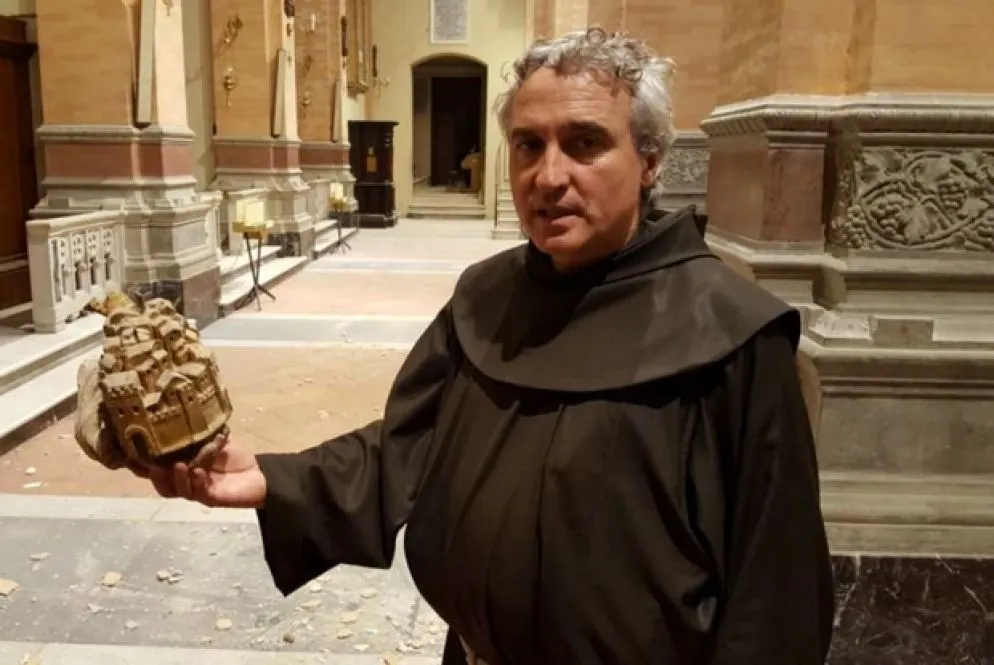 Padre Luciano Genga sorregge la città di Treia staccatasi dalla statua di San Patrizio