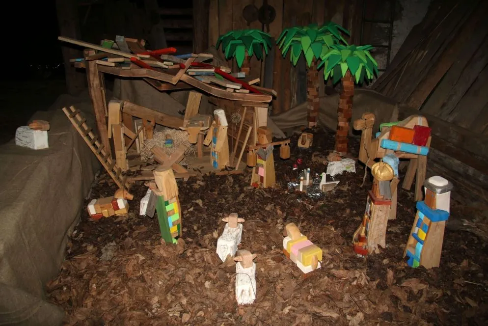 Torniamo come bambini” di Gabriele Maffei  Un presepe tradizionale costruito con pezzi di legno dipinti e modellati.