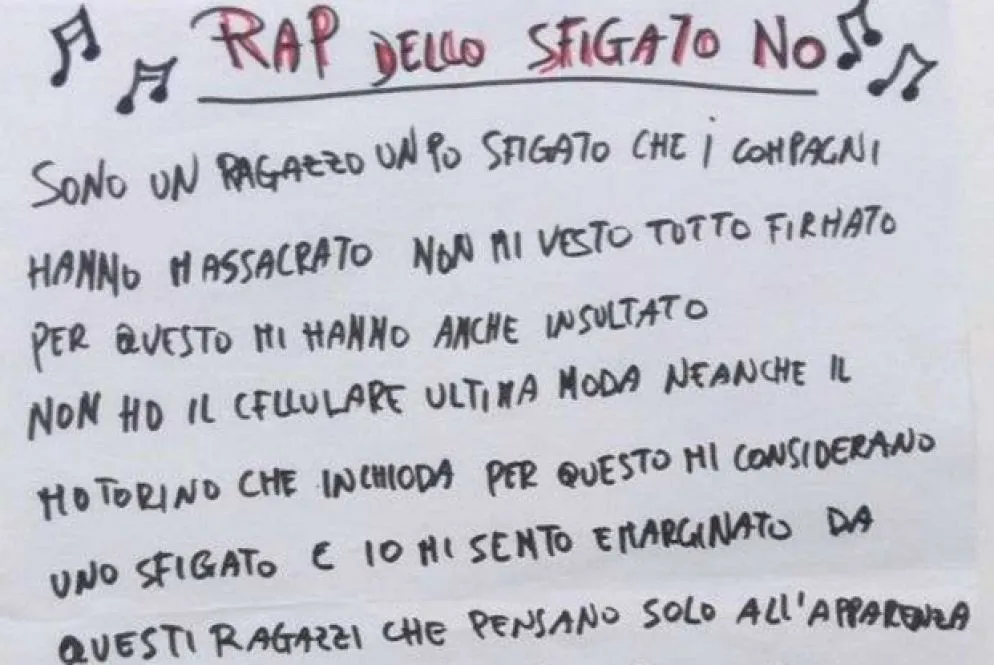 Uno dei ragazzi ha scritto il «Rap dello sfigato no». «I compagni mi hanno massacrato, non mi vesto tutto firmato... non ho il cellulare ultima moda, neanche il motorino che inchioda... Io mi sento emarginato da questi ragazzi che pensano solo all'apparenza, ma non hanno sentimenti di appartenenza. Io ho una famiglia che mi ama e non m'interessa la fama. I miei genitori si spaccano la schiena e quello che mi danno mi rende la vita piena d'amore e non d'ipocrisia. Non cambierei per nulla questa vita mia». No al bullismo: può diventare il prossimo tormentone rap?
