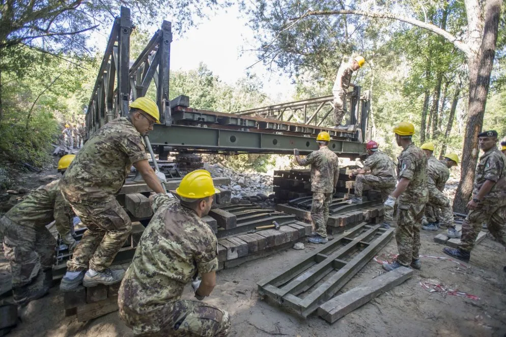 Amatrice. Un plotone di genieri dell’Esercito predispone un ponte per il ripristino della viabilità.