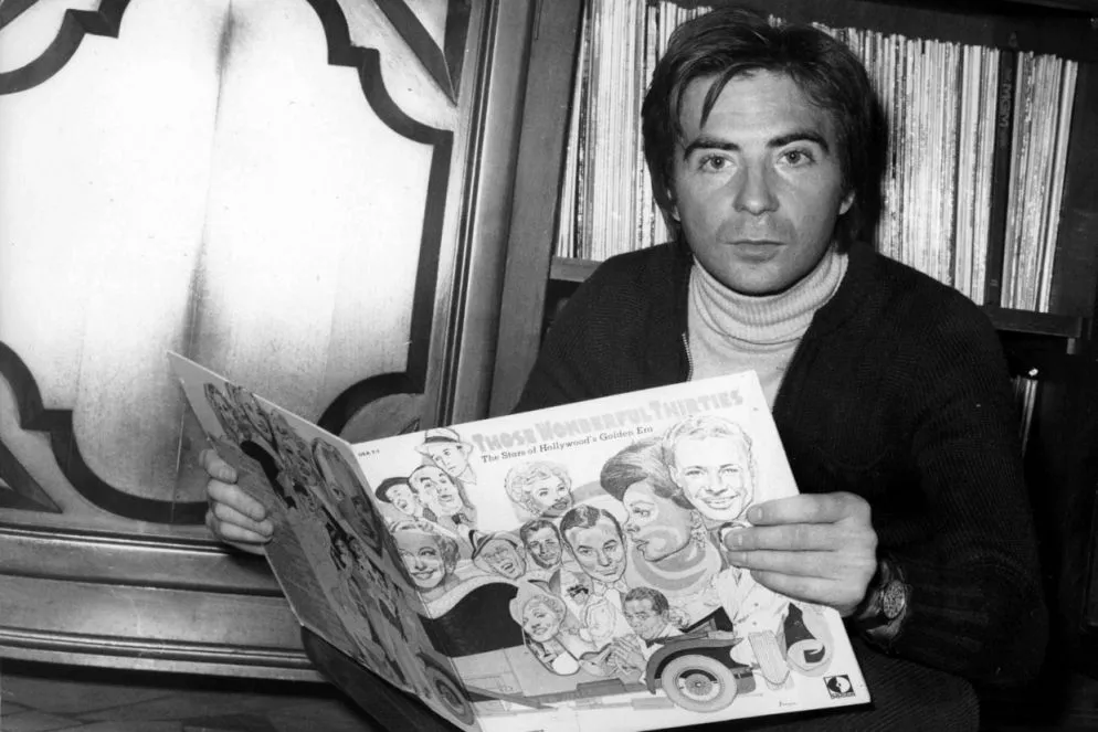 Paolo Limiti nella sua casa, nel 1977 (Fotogramma)