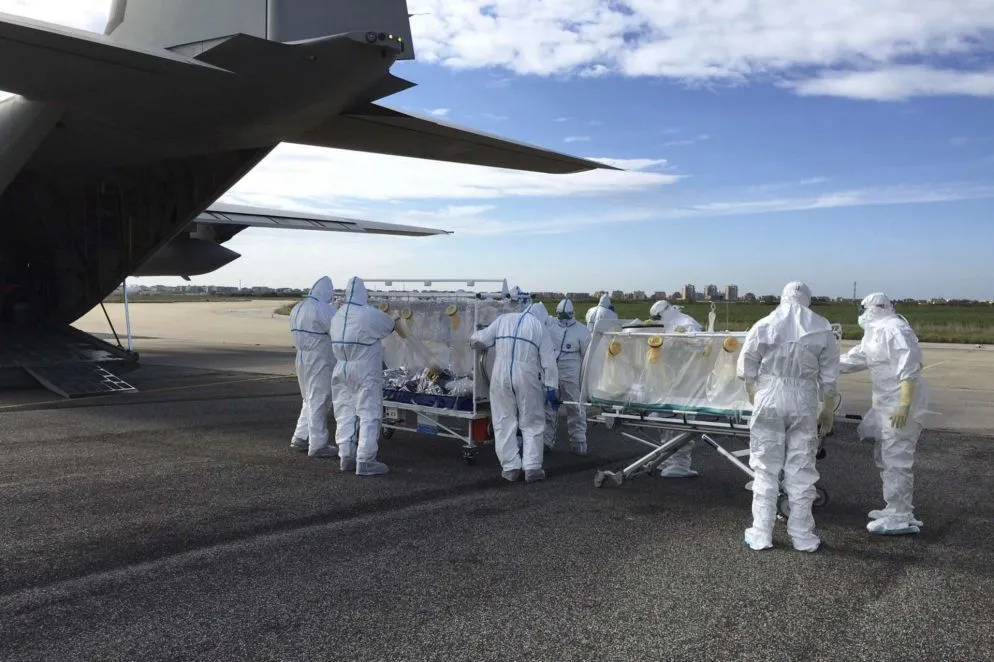 Personale dell’Aeronautica Militare durante un trasporto aereo in biocontenimento per emergenze sanitarie