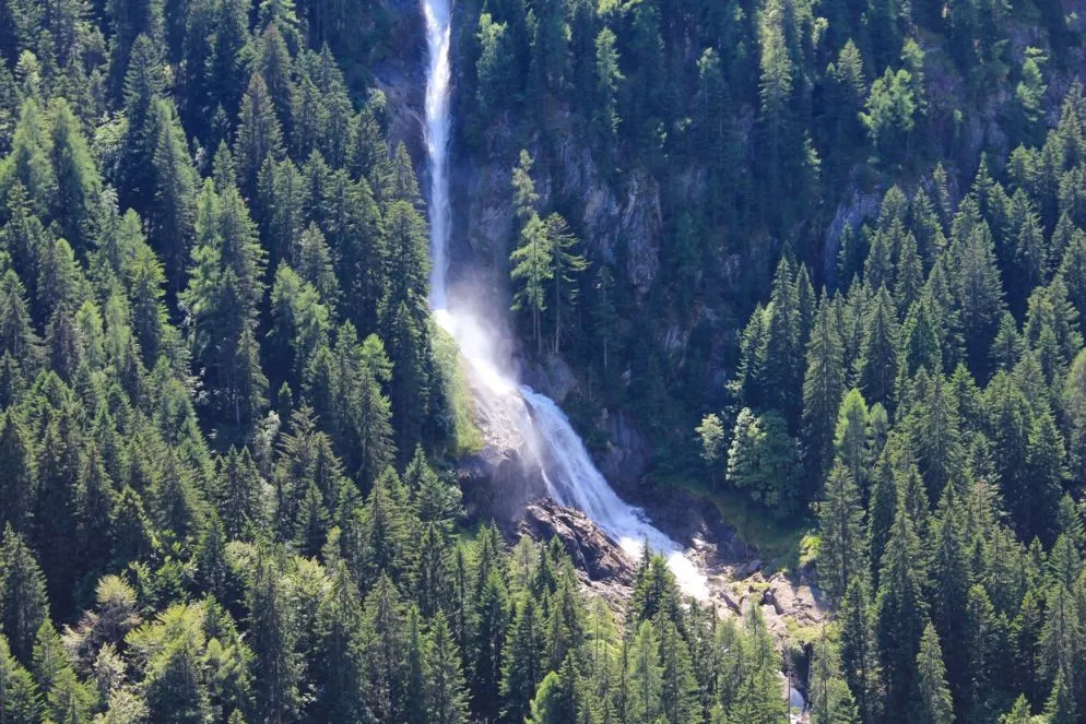 Particolare delle cascate di Lares, con la suggestione prospettica del getto elicoidale (acqua dell’Adamello).