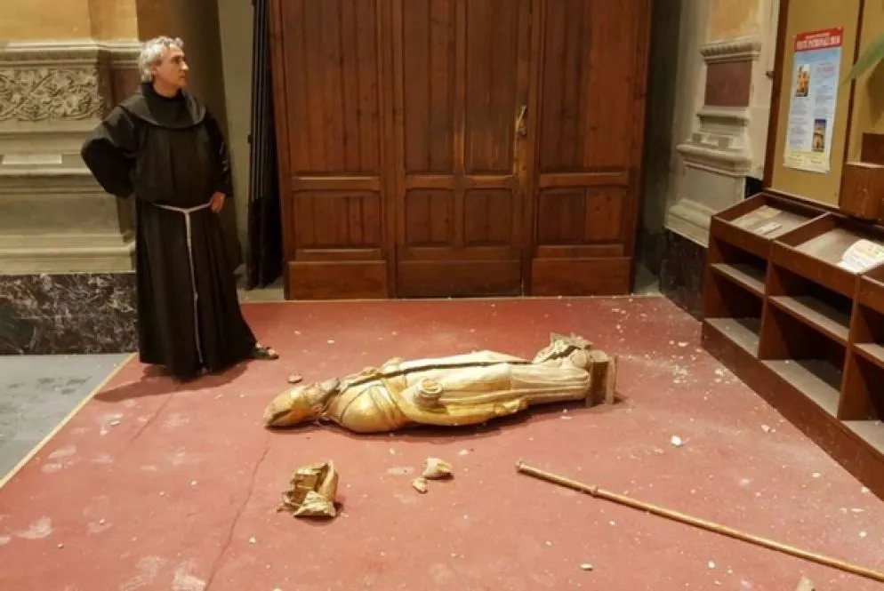 La statua del patrono di Treia San Patrizio crollata a terra