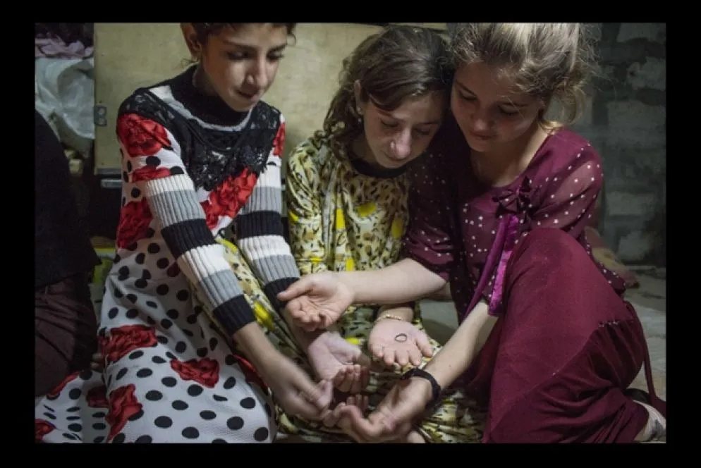 Ragazze Yazide giocano nel campo profughi di Khanke, nella provincia di Dohuk in Iraq. Gli stessi giochi che praticavano a casa in tempi più felici.