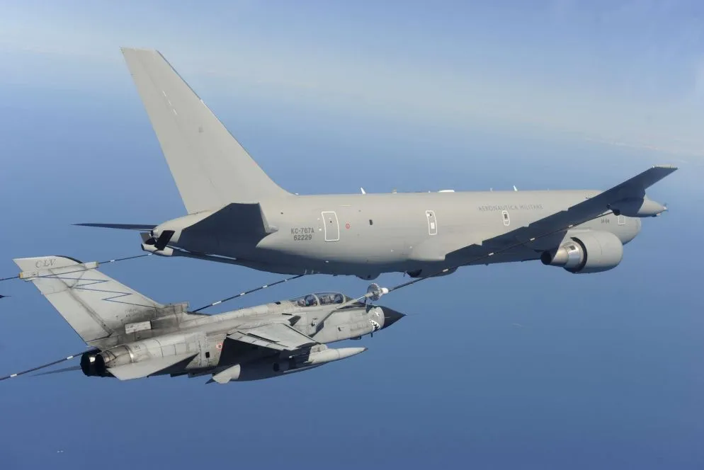 Operazione Prima Parthica. Un aereo da rifornimento KC767 rifornisce due velivoli Tornado impegnati in missione.
