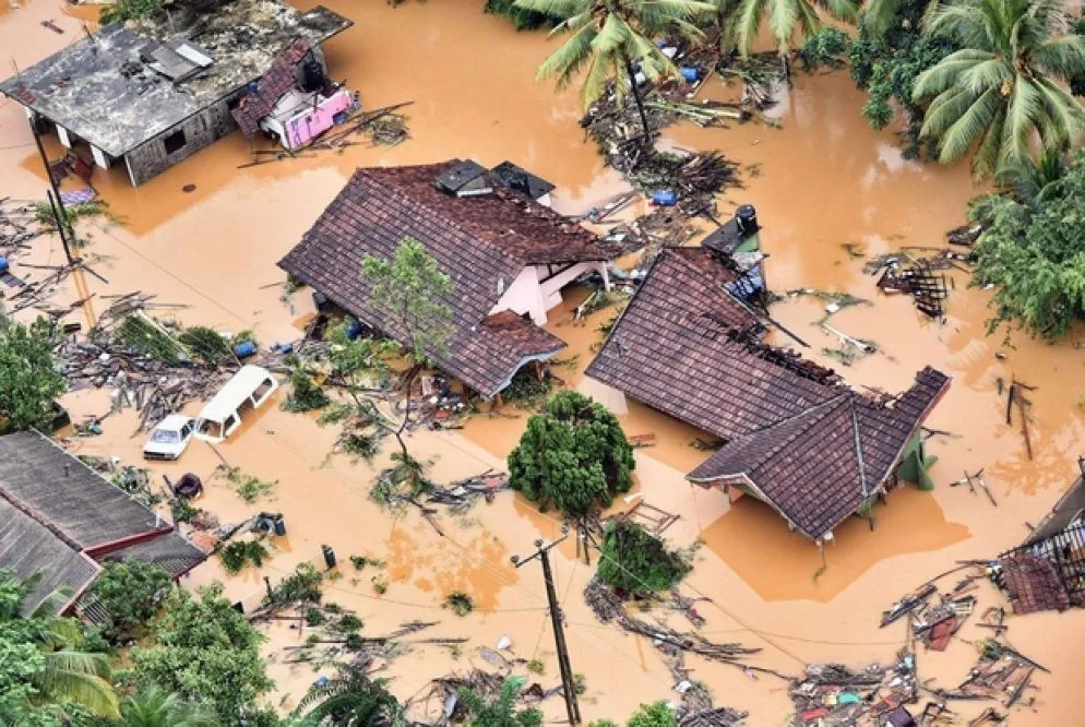 Le previsioni meteo prevedono una riduzione della pioggia per le prossime ore. La maggior parte delle vittime - quasi ottanta - si sono registrate in soli due distretti: Ratnapura e Kalutara, ad un centinaio di chilometri a sud della ex capitale Colombo. A Rathnapura, centro principale cingalese della lavorazione delle gemme, il fiume Kalu ha rotto gli argini e si è riversato in tutta la città. (Foto Ansa/Epa)