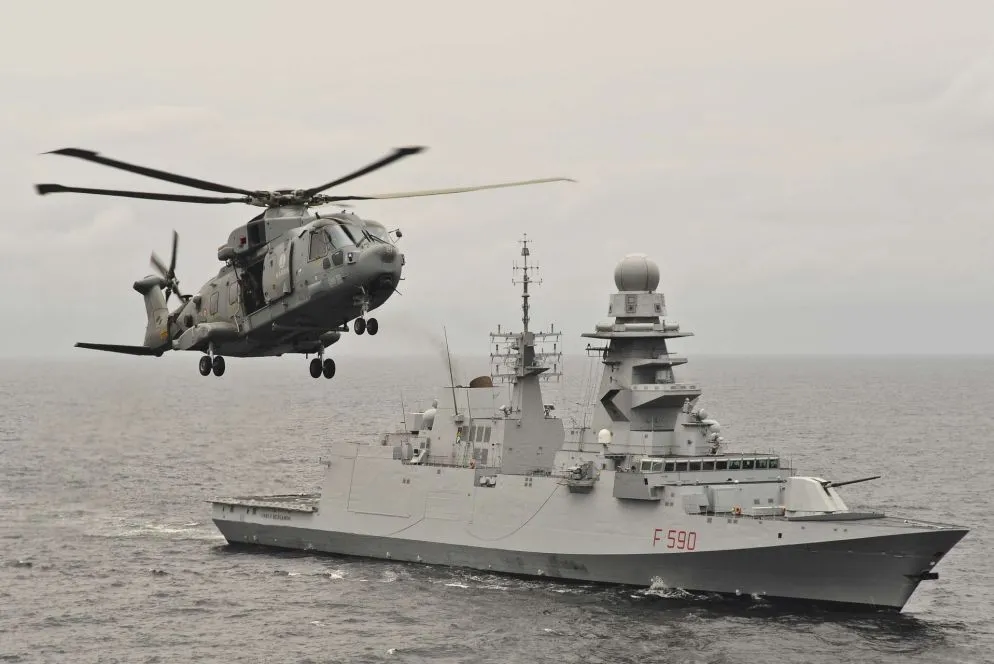 La fregata europea multimissione (FREMM) Bergamini in attività congiunta con un elicottero EH101 della Marina Militare