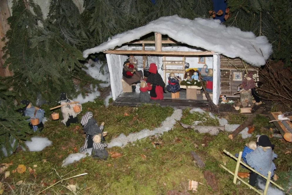 La seconda mostra di presepi realizzati da artigiani locali chiuderà il 7 gennaio. Qui "Natale sui monc di Mavignola" (primi decenni del ‘900) di Bruna e Bice: i nonni si scaldano al focolare, nelle mani la lettera del figlio emigrato.