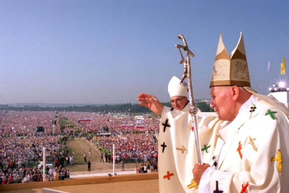 Giovanni Paolo II davanti al milione di giovani radunati a Longchamp per la chiusura della Gmg di Parigi il 24 agosto 1997