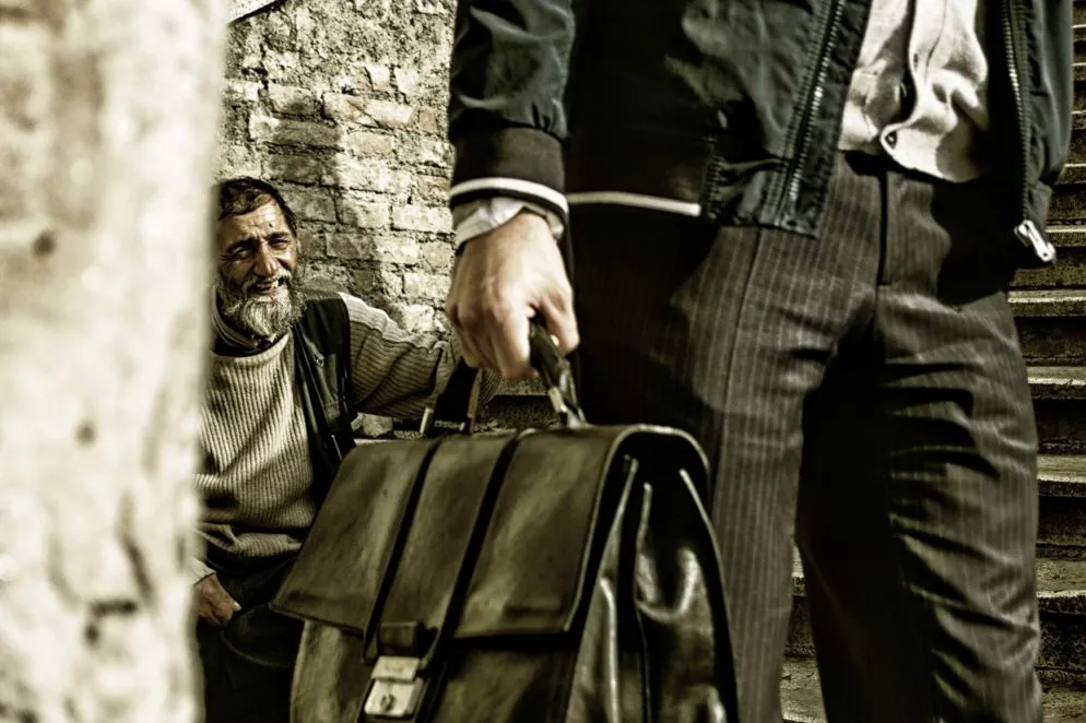 In Italia 1 persona su 4 oggi è a rischio povertà. Questa la foto vincitrice del concorso Oxfam nella categoria Disparità. È di Elena Longarini e si chiama Osso di seppia