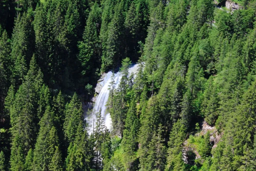 La cascata al termine della forra di Casina Muta (acqua dell’Adamello).