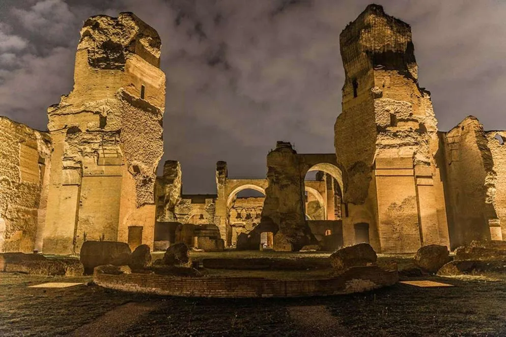 Oltre al nucleo principale composto di palestre, spogliatoi, frigidarium, tepidarium, caldarium, natatio c'erano alti recinti, che ospitavano negozi, biblioteche, sale di riunione, porticati per proteggersi dal caldo e dalla pioggia.