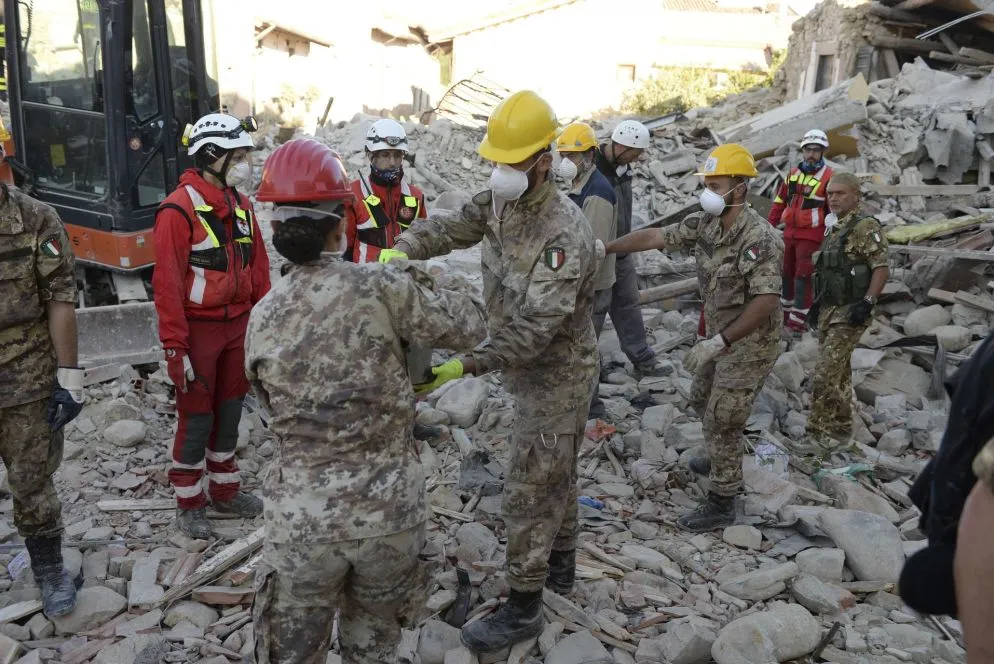 Amatrice. A seguito del terremoto che ha distrutto il centro abitato i militari sono prontamente intervenuti in soccorso alla popolazione per la ricerca di superstiti e lo sgombro delle macerie