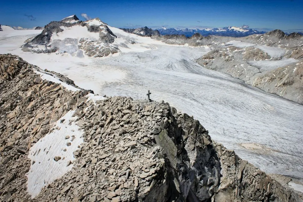 La croce giubilare su punta Giovanni Paolo II sul ghiacciaio dell’Adamello: arrossato cent’anni fa dalla furia della Guerra bianca (porzione d’alta quota del Primo conflitto mondiale), ingrigito ora da un clima che ne sta decretando la morte.