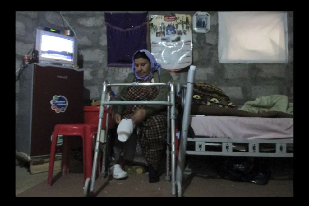 Mian Hassan, quaranta anni. Nonostante la sua disabilità, riesce ad affrontare le difficoltà della vita nel campo.