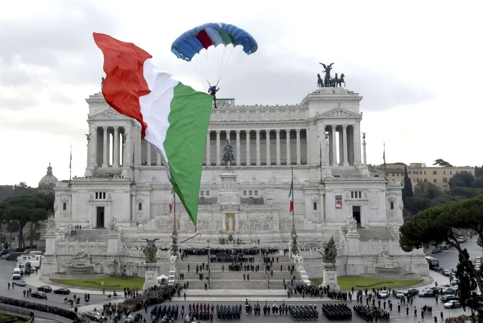 4 novembre 2016 – Anniversario dell’Unità Nazionale. Un paracadutista atterra su Piazza Venezia con la bandiera tricolore