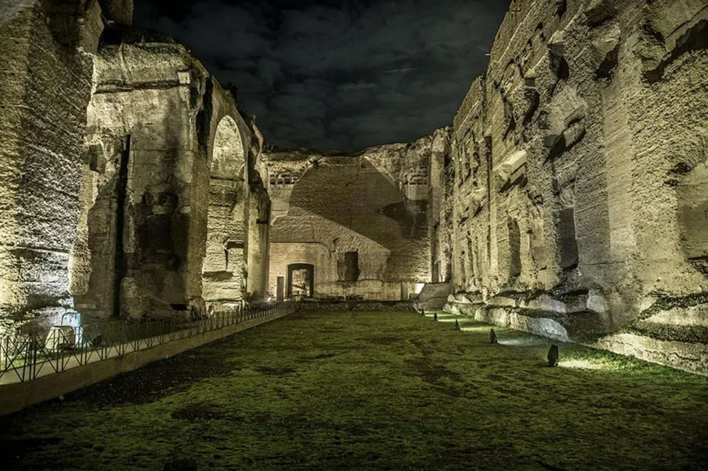 È proprio dall'area centrale del complesso termale che iniziano le visite, guidate da archeologi e storici dell'arte.