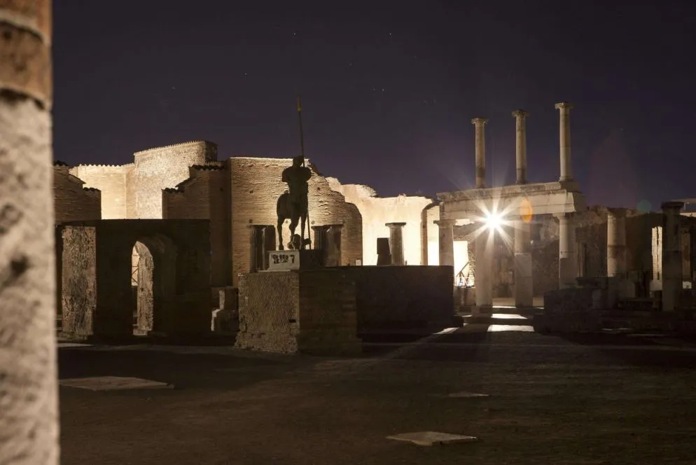 Le visite si terranno ogni martedì e giovedì dall'8 luglio, con un`apertura straordinaria di sabato per il primo fine settimana, al 24 agosto a partire dalle 21, in 6 turni per gruppi di 50-60 persone. Il costo della visita, che avrà una durata di un`ora e un quarto, è di 11 euro. La prenotazione è consigliata ai seguenti numeri: 800600601 (da linea fissa) e 08119737256 (da mobile e dall`estero). La visita prevede un accompagnamento didattico.