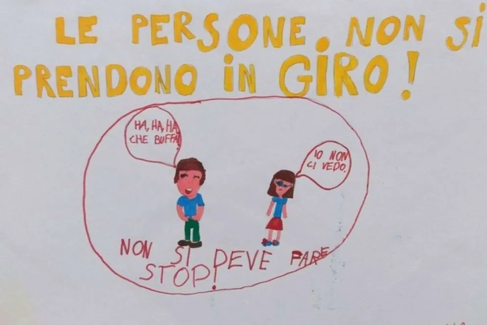 «Per combattere il bullismo - sottolinea Paola Tabarini, psicologa del Bambino Gesù – è fondamentale la prevenzione e il lavoro di gruppo. Non l’isolamento del bullo, ma la sua reintegrazione, attraverso l’osservazione – anche di uno specialista – degli atteggiamenti delle persone che appartengono a quel gruppo. Per prevenire è necessario partire dagli adulti. La prima azione utile per iniziare ad individuare il problema è lo sguardo attento degli insegnati su tutti i ragazzi e sulle dinamiche del loro sistema di relazione. Dinamiche che possono essere trasformate lavorando col gruppo: non serve escludere, isolare, portare fuori il bullo. Così come nasce nel gruppo, si può “curare” attraverso il gruppo stesso».