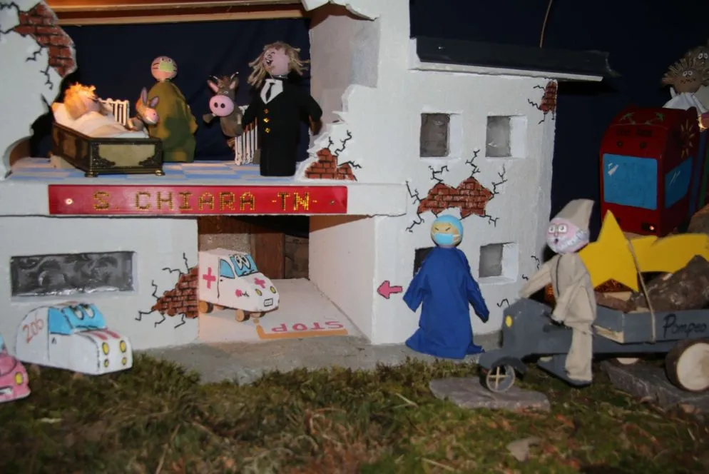 “Il presepe ai giorni nostri” di Andrea Binelli. Che cosa accadrebbe se venisse al mondo Gesù ai giorni nostri? Il bue e l’asinello si trasformerebbero in termosifoni ad olio, i Re Magi si dirigerebbero alla mangiatoia a bordo di un autobus e in soccorso di Giuseppe e Maria giungerebbe un elicottero.