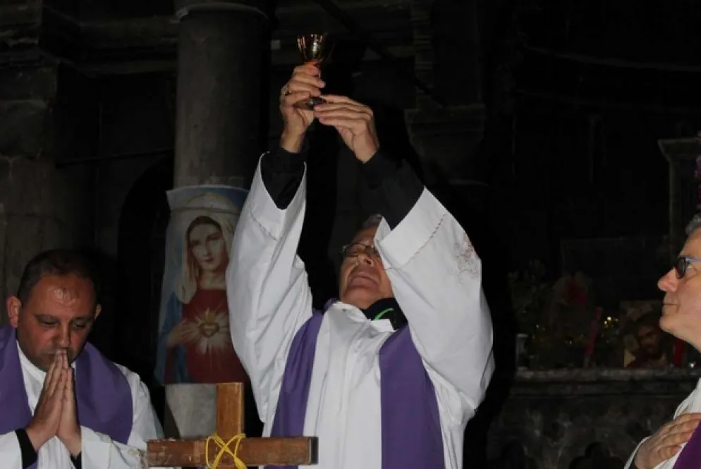 Un altro momento della celebrazione dell'Eucaristia nella cattedrale dell'Immacolara concezione a Qaraqosh