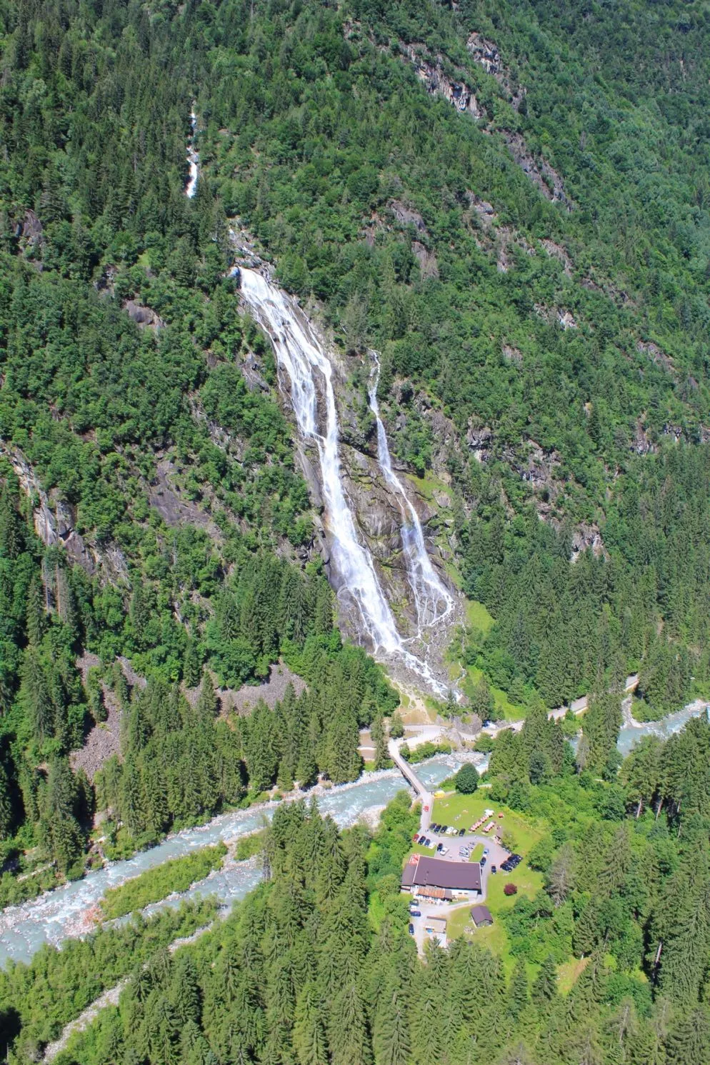 Le cascate e il rifugio Nàrdis (acqua della Presanella).