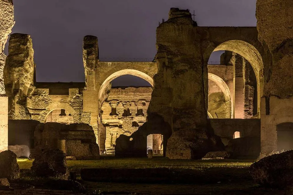 Le visite, della durata di 75 minuti, inizieranno alle 19.30, con l'ultima partenza alle 21, avverranno grazie a una spettacolare illuminazione del monumento a cura di Acea.
