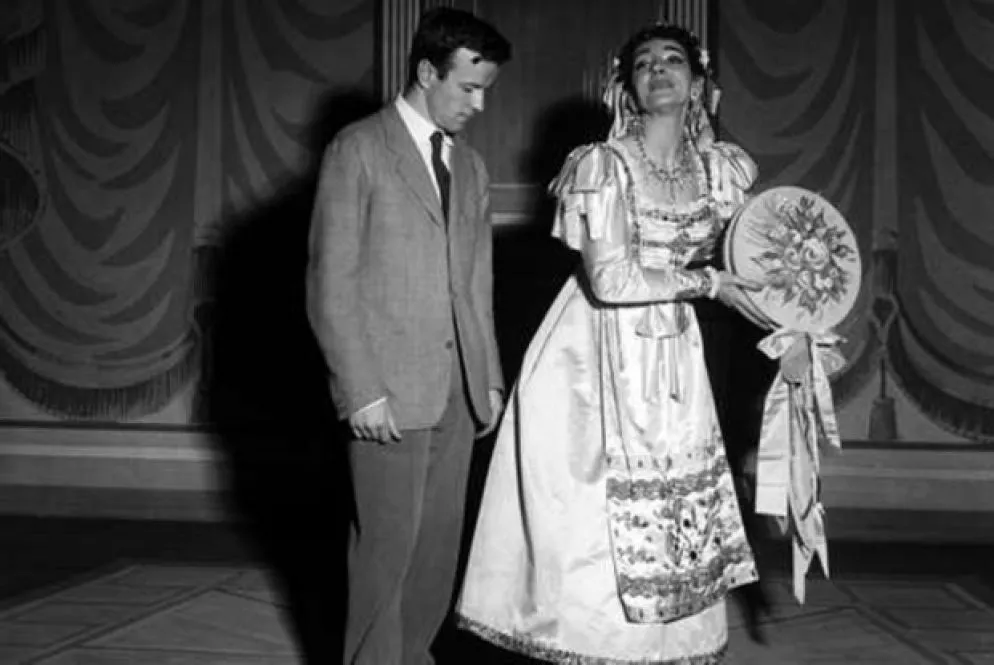 4 marzo 1953 -  Debutta alla Piccola Scala di Milano firmando scene e costumi de L’italiana in Algeri di Rossini con Giulietta Simionato e Carlo Maria Giulini sul podio. Nel 1954 debutta a Milano come regista della rossiniana Cenerentola mentre un anno dopo dirige Maria Callas, sempre alla Scala, ne Il turco in Italia.