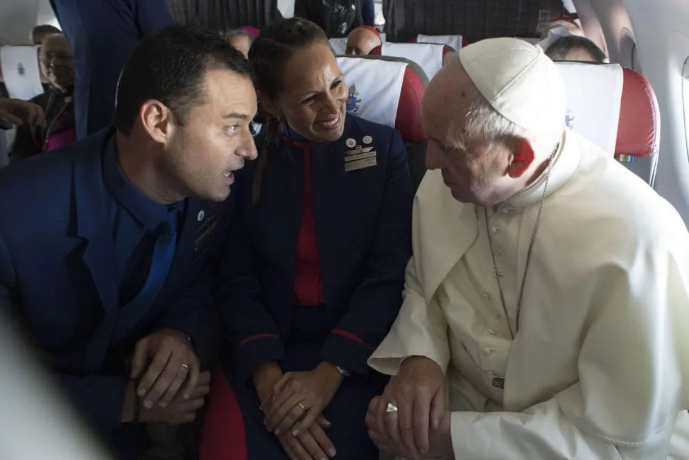 Il 18 gennaio il Papa, in visita apostolica in Cile, sul volo da Santiago a Iquique unisce in matrimonio due membri dell'equipaggio, Paula Podest e Carlos Ciuffardi, già sposati civilmente e che si stavano preparando per il sacramento (Ansa)
