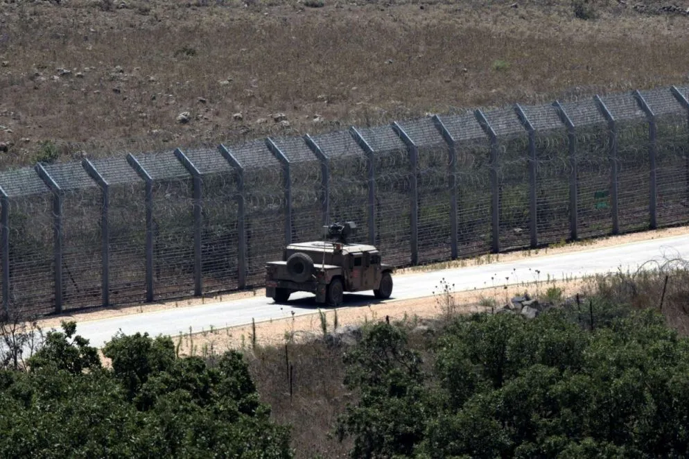 Un mezzo israeliano pattuglia le difese poste sulle alture del Golan (Ansa)