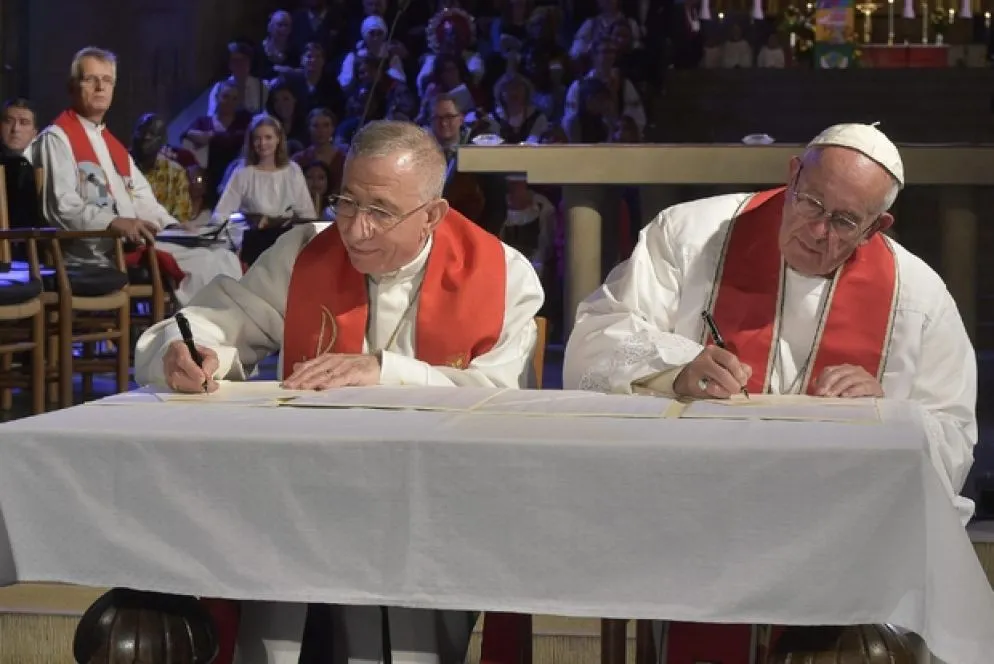 2016. Papa Francesco si reca in Svezia, nella città di Lund, per partecipare all'inizio delle celebrazioni per i 500 anni della riforma luterana. Un gesto concreto sulla via del dialogo ecumenico. (Foto Ansa)