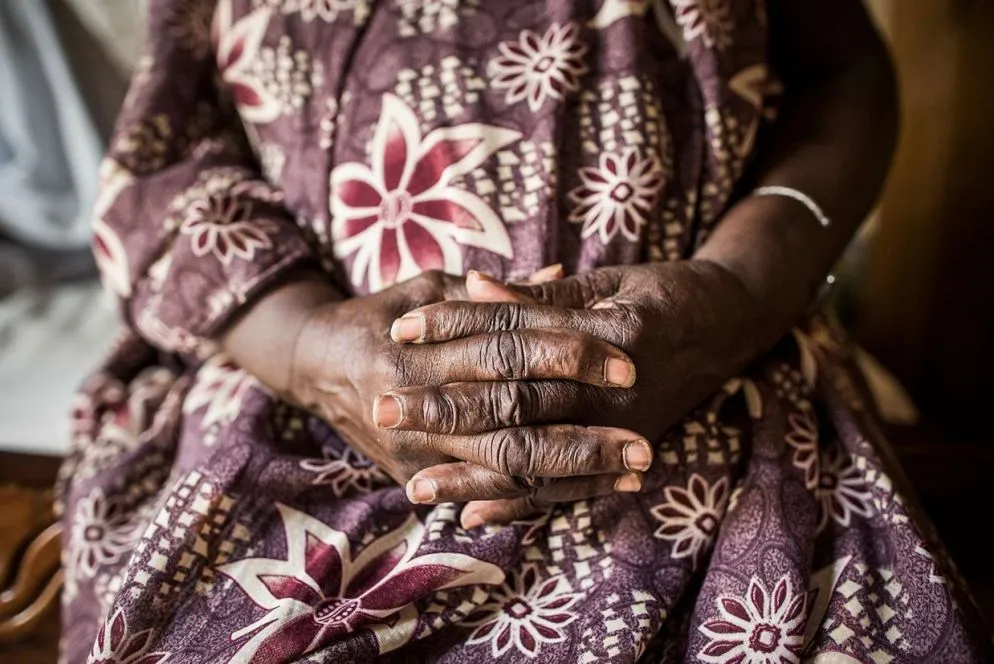Mani giunte di una madre di Thiaroye (Diana Bagnoli)