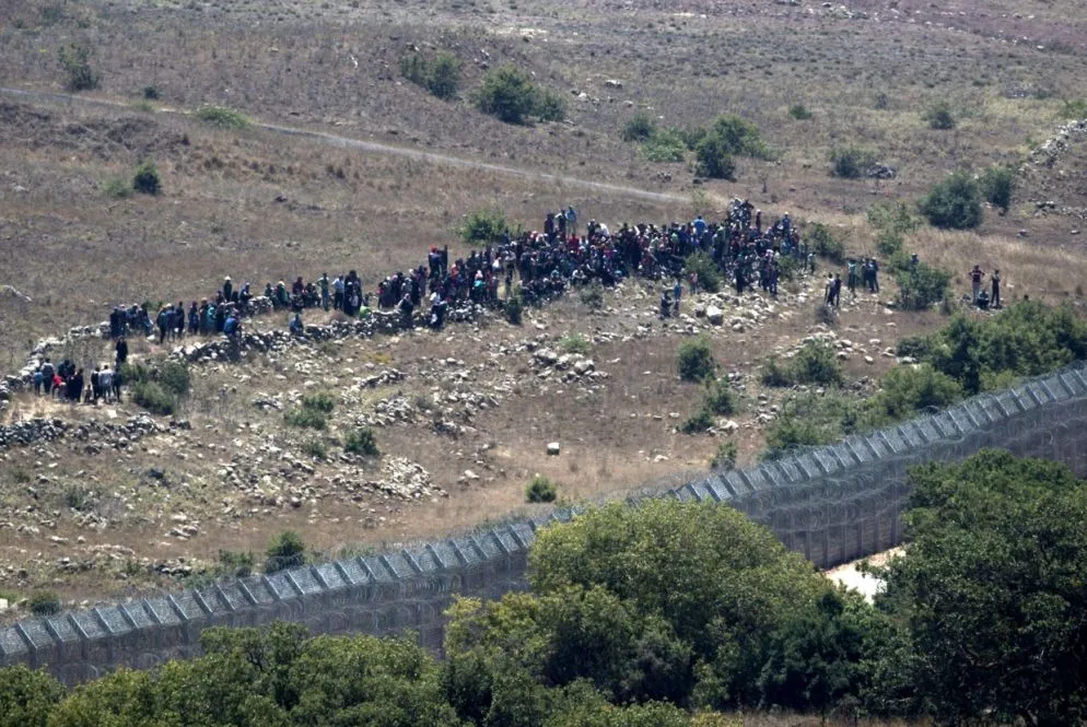 Altri profughi siriani ammassati ai confini con la zona sotto controllo israeliano (Ansa)