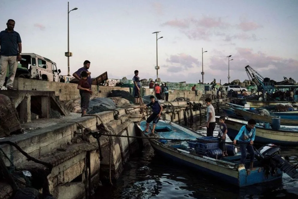 Gaza. "Mio padre mi ha raccontato che prima di Oslo, le persone avevano un lavoro dignitoso, c'era una fornitura di elettricità costante, non c'erano restrizioni di movimento, avevamo un aeroporto da dove si poteva volare ovunque. Poi le cose sono peggiorate dopo la mia nascita - dopo Oslo”, racconta Rajab, ventitreenne che ha sempre vissuto a Gaza