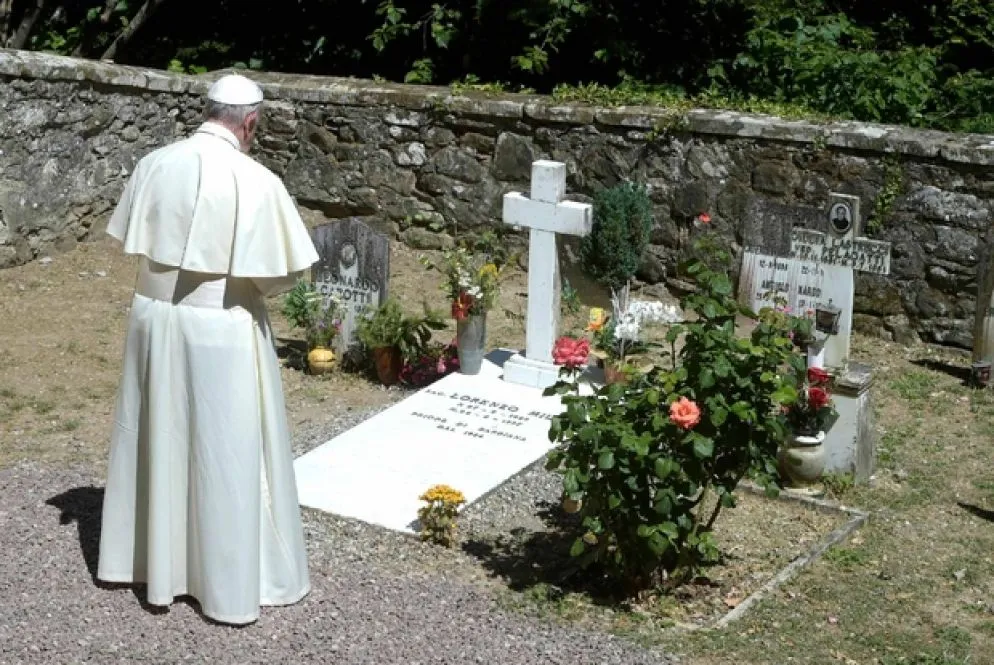 2017. Il 20 giugno papa Francesco rende omaggio a due parroci che hanno segnato la storia della Chiesa in Italia, visitandone le tombe: don Primo Mazzolari e don Lorenzo Milani. Nei mesi successivi renderà omaggio anche a monsignor Tonino Bello, vescovo di Molfetta, don Zeno Saltini, fondatore di Nomadelfia, e Chiara Lubich, fondatrice del movimento dei Focolari. (Foto Osservatore romano)