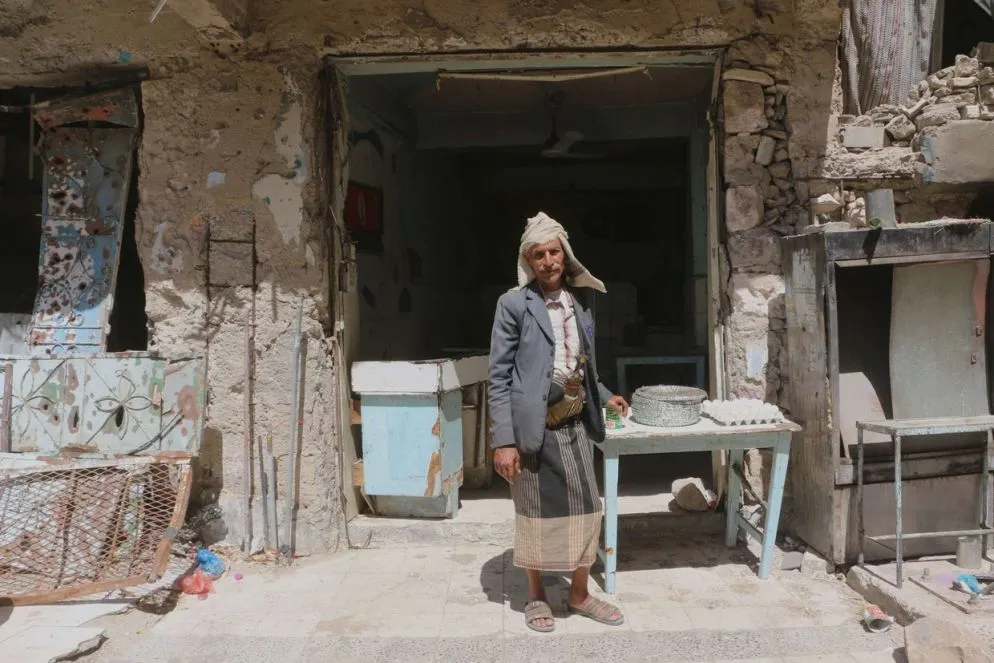Ahmed Al-Haj davanti alla sua casa semidistrutta (Abdulnasser Al-Sedek/Oxfam)