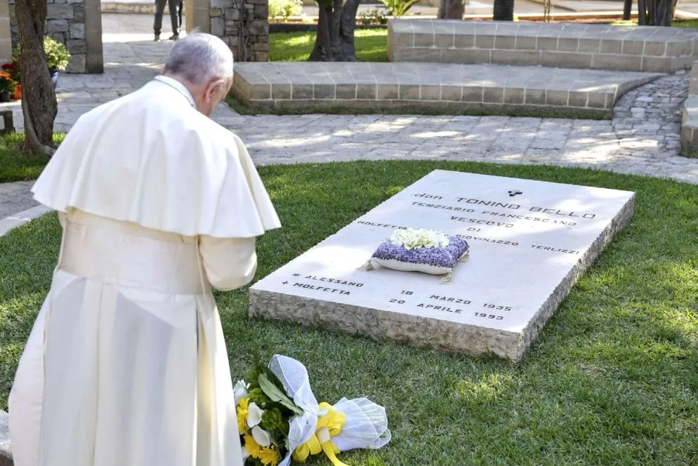 Il 20 aprile papa Francesco prega sulla tomba di don Tonino Bello nel cimitero comunale di Alessano (Fotogramma)