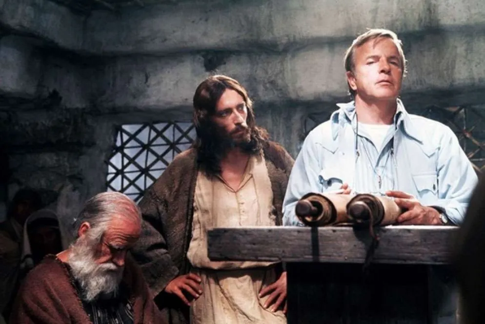 1977 - Gira Gesù di Nazareth. Sceneggiatura scritta sui racconti evangelici con Suso Cecchi D’Amico e anthony Burgess. Un cast internazionale per il film per la tv in cinque puntate andato in onda sulla Rai: Gesù è Robert Powell, Maria Olivia Hussey. E poi Ann Bancroft, Marina Berti, Valentina Cortese, Claudia Cardinale, Laurence Olivier, Peter Ustinov, Anthony Queen, Renato Rascel, Michael York, James Mason, Christopher Plummer.