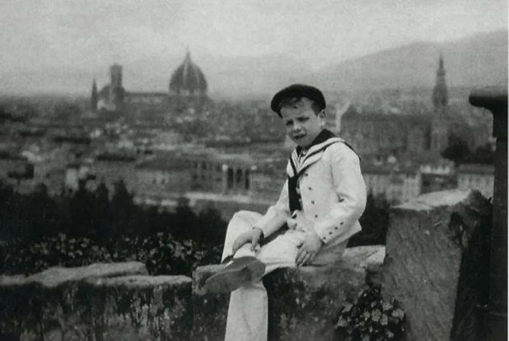 12 febbraio 1923 - Franco Zeffirelli nasce a Firenze. La madre è Adelaide Garosi Cipriani, il padre Ottorino Corsi, commerciante di stoffe di Vinci (discendente di leonardo) che riconoscerà il figlio, avuto fuori dal matrimoni, solo 19 anni dopo. Il cognome Zeffirelli viene scelto dalla madre ispirandosi agli “zeffiretti” cantati da Ilia in un’aria dell’Idomeneo di Mozart