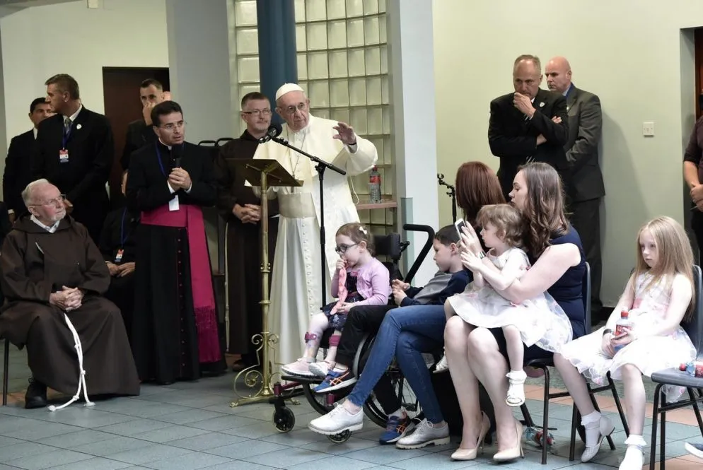 Il 25 agosto, in occasione dell'Incontro mondiale delle famiglie, il Papa a Dublino visita il Centro diurno dei cappuccini per i senzatetto (Ansa)
